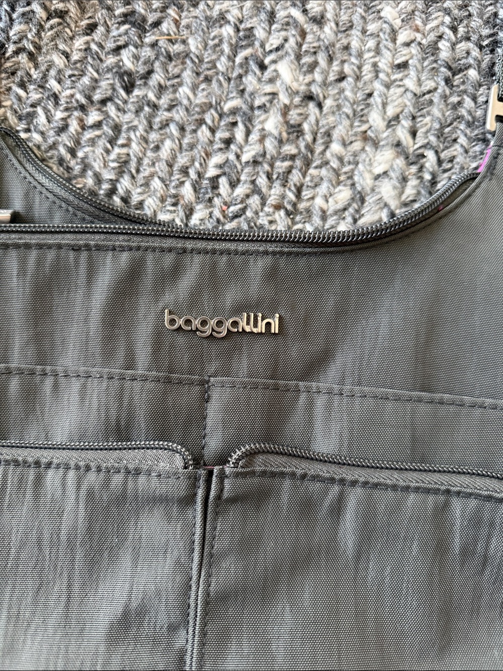 Baggallini cross body travel bag w lots of pockets and detachable small purse. - Picture 3 of 7